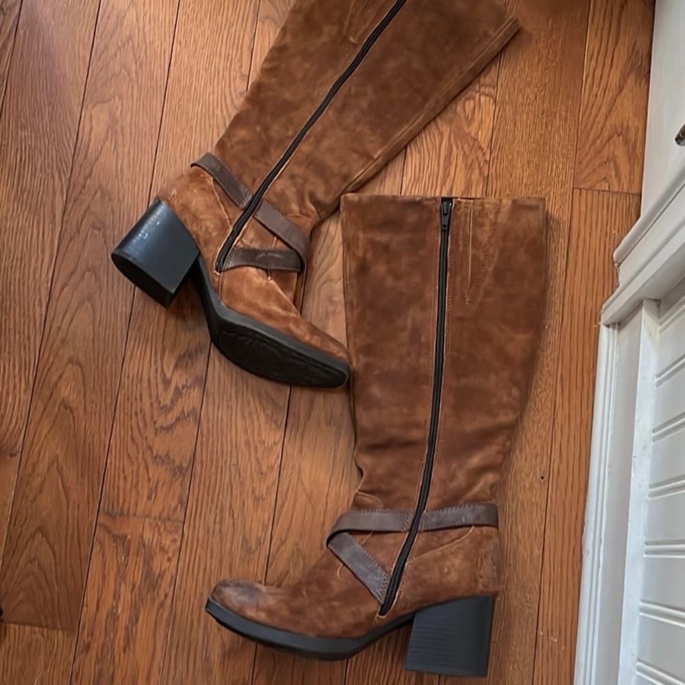 B.O.C. Auburn brown zip up leather boots size 8